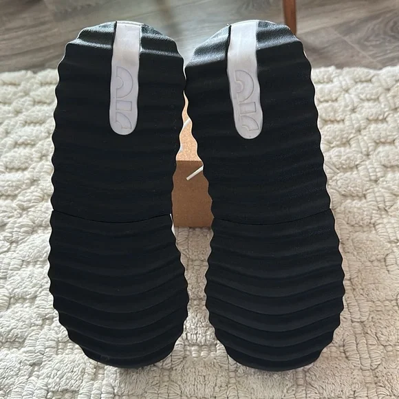 Women’s Nike Air Max Dawn | White/Total Orange/Black | Size 9 - Picture 3 of 4